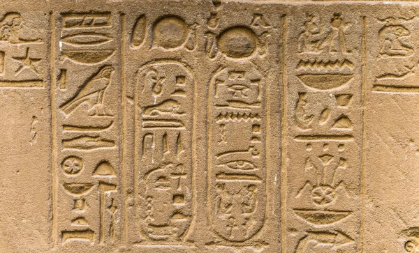 Egyptiska hieroglyfer på väggen i Sobek templet i Kom Ombo, Egypten — Stockfoto