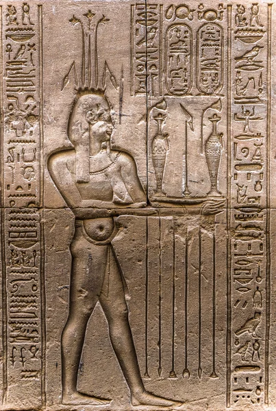 Egyptische hiërogliefen op de muur in de Sobek tempel in Kom Ombo, Egypte — Stockfoto