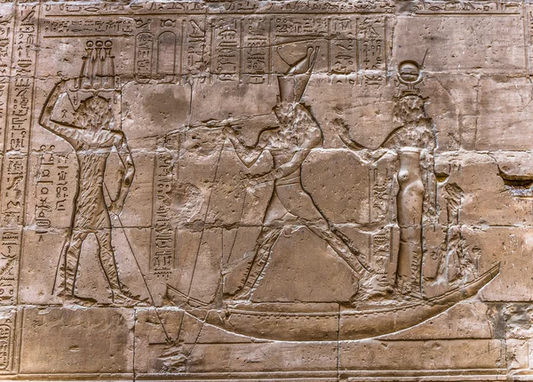 Egyptische hiërogliefen op de muur in de Sobek tempel in Kom Ombo, Egypte — Stockfoto