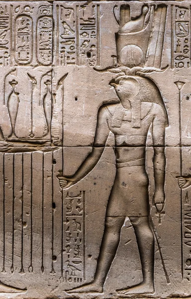 Egyptische hiërogliefen op de muur in de Sobek tempel in Kom Ombo, Egypte — Stockfoto