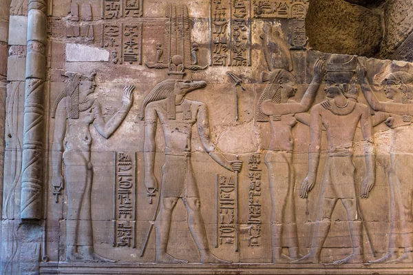 Egyptské hieroglyfy na zdi v chrámu Sobek v Kóm Ombo, Egypt — Stock fotografie