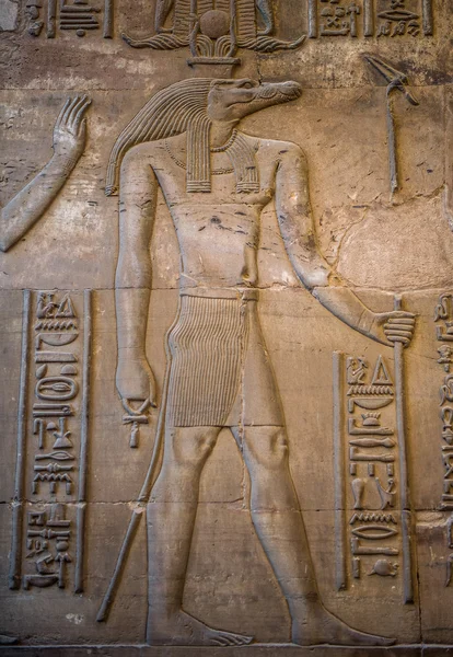 Αιγυπτιακά ιερογλυφικά στον τοίχο μέσα στο ναό του Σόμπεκ στην Κομ Ομπο, Αίγυπτο — Φωτογραφία Αρχείου