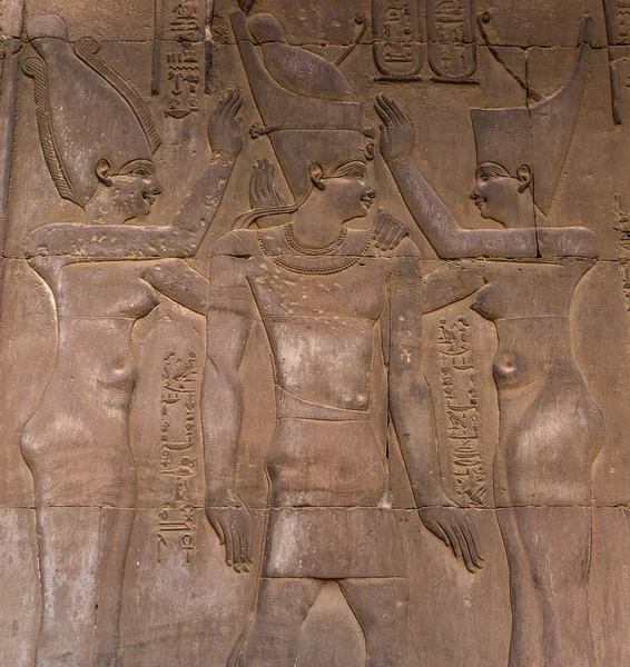 Egyptiska hieroglyfer på väggen i Sobek templet i Kom Ombo, Egypten — Stockfoto