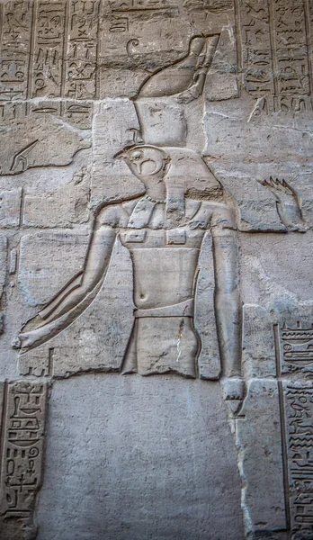 Egyptian hieroglyphs on the wall in the Sobek temple in Kom Ombo, Egypt — Stock Photo, Image