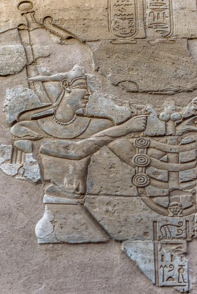 Hiéroglyphes égyptiens sur le mur dans le temple Sobek à Kom Ombo, Egypte — Photo