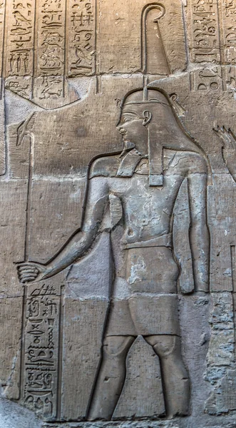 Jeroglíficos egipcios en la pared del templo Sobek en Kom Ombo, Egipto —  Fotos de Stock