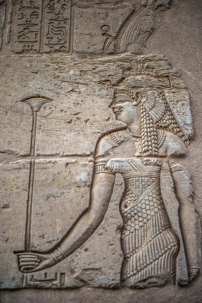 A falon a Szobek templomban Kom Ombo, Egyiptom, egyiptomi hieroglifák megfejtése — Stock Fotó
