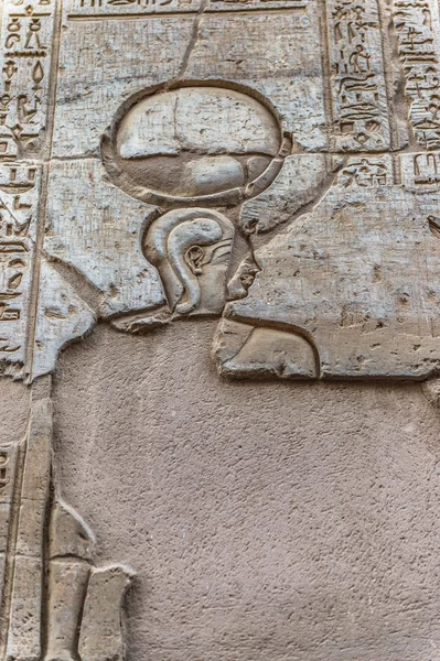 Jeroglíficos egipcios en la pared del templo Sobek en Kom Ombo, Egipto —  Fotos de Stock