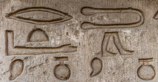 Egyptische hiërogliefen op de muur in de Sobek tempel in Kom Ombo, Egypte — Stockfoto