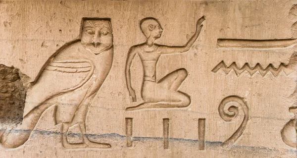 Egyptiska hieroglyfer på väggen i Sobek templet i Kom Ombo, Egypten — Stockfoto