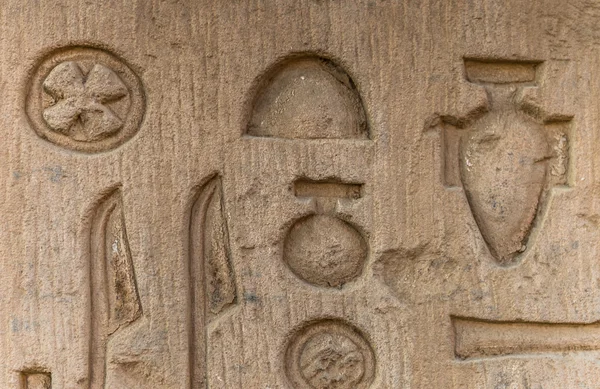 Egyptian hieroglyphs on the wall in the Sobek temple in Kom Ombo, Egypt — Stock Photo, Image