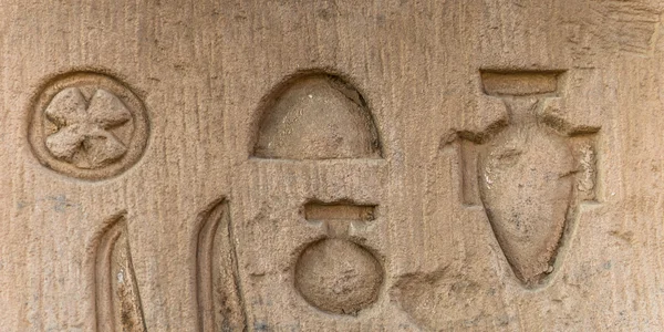 Jeroglíficos egipcios en la pared del templo Sobek en Kom Ombo, Egipto —  Fotos de Stock