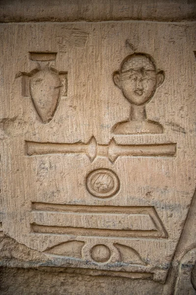 Egyptské hieroglyfy na zdi v chrámu Sobek v Kóm Ombo, Egypt — Stock fotografie