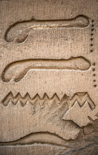 Egyptian hieroglyphs on the wall in the Sobek temple in Kom Ombo, Egypt — Stock Photo, Image