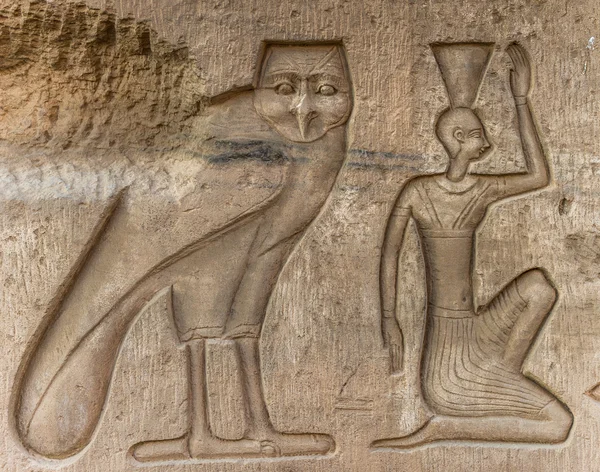 Jeroglíficos egipcios en la pared del templo Sobek en Kom Ombo, Egipto —  Fotos de Stock