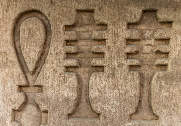 Egyptische hiërogliefen op de muur in de Sobek tempel in Kom Ombo, Egypte — Stockfoto