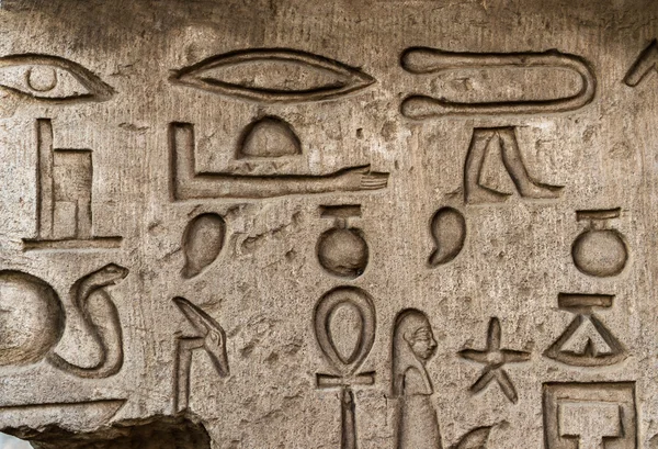 Egyptian hieroglyphs on the wall in the Sobek temple in Kom Ombo, Egypt — Stock Photo, Image