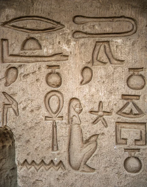 Egyptské hieroglyfy na zdi v chrámu Sobek v Kóm Ombo, Egypt — Stock fotografie