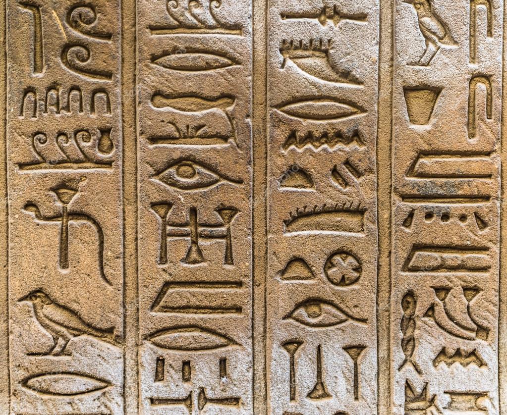 Egyptian hieroglyphs on the wall of the Horus temple in Egypt — Stock ...