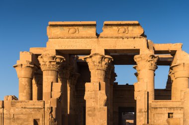 Kom Ombo Tapınağı sırasında güneşin doğuşunu, Mısır