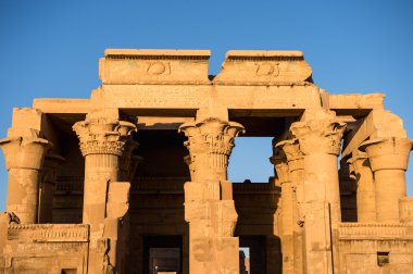 Kom Ombo Tapınağı sırasında güneşin doğuşunu, Mısır