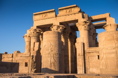 Kom Ombo Tapınağı sırasında güneşin doğuşunu, Mısır
