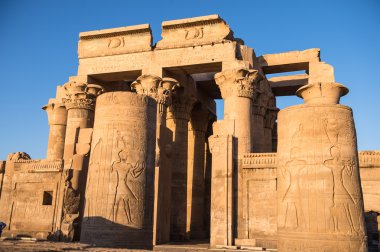 Kom Ombo Tapınağı sırasında güneşin doğuşunu, Mısır