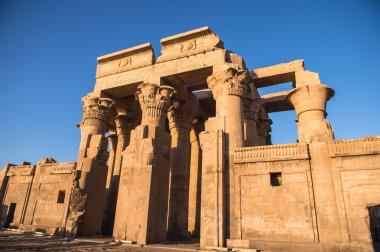 Kom Ombo Tapınağı sırasında güneşin doğuşunu, Mısır