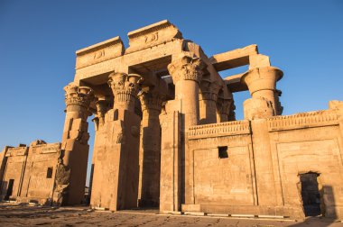 Kom Ombo Tapınağı sırasında güneşin doğuşunu, Mısır