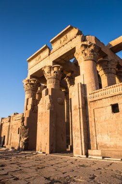 Kom Ombo Tapınağı sırasında güneşin doğuşunu, Mısır