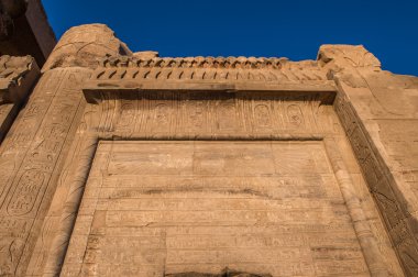 Kom Ombo Tapınağı sırasında güneşin doğuşunu, Mısır