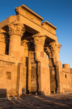 Kom Ombo Tapınağı sırasında güneşin doğuşunu, Mısır