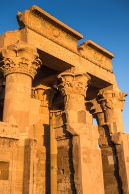 Kom Ombo Tapınağı sırasında güneşin doğuşunu, Mısır