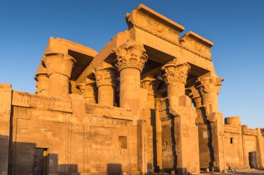 Kom Ombo Tapınağı sırasında güneşin doğuşunu, Mısır