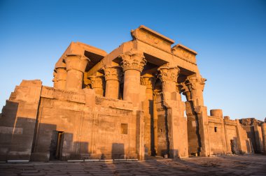 Kom Ombo Tapınağı sırasında güneşin doğuşunu, Mısır