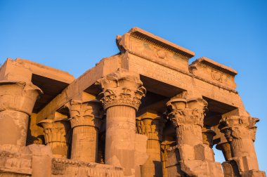 Kom Ombo Tapınağı sırasında güneşin doğuşunu, Mısır