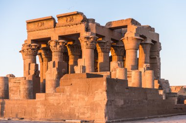 Kom Ombo Tapınağı sırasında güneşin doğuşunu, Mısır