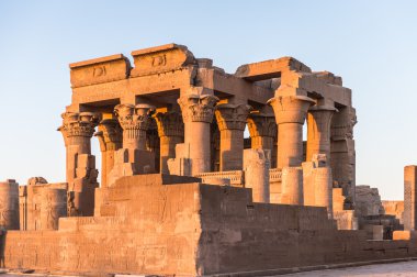 Kom Ombo Tapınağı sırasında güneşin doğuşunu, Mısır