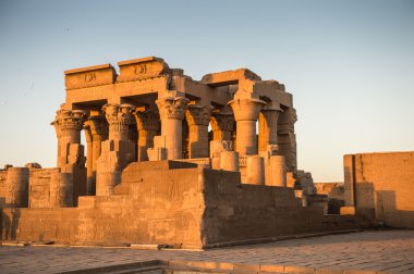 Kom Ombo Tapınağı sırasında güneşin doğuşunu, Mısır