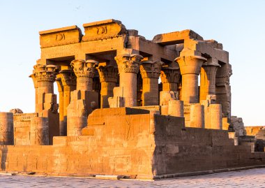 Kom Ombo Tapınağı sırasında güneşin doğuşunu, Mısır