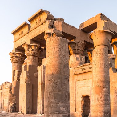 Kom Ombo Tapınağı sırasında güneşin doğuşunu, Mısır