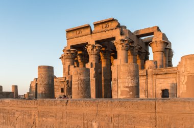 Kom Ombo Tapınağı sırasında güneşin doğuşunu, Mısır