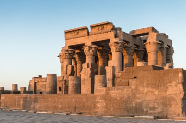 Kom Ombo Tapınağı sırasında güneşin doğuşunu, Mısır