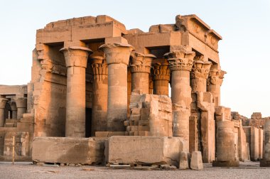 Kom Ombo Tapınağı sırasında güneşin doğuşunu, Mısır