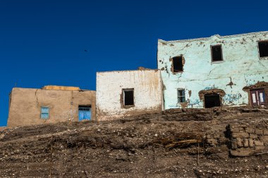 Mısır'daki yakınındaki evleri terk edilmiş