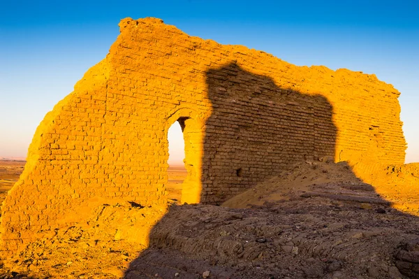 Ruinerna av Nadora templet i Egyptens Kharga öknen — Stockfoto
