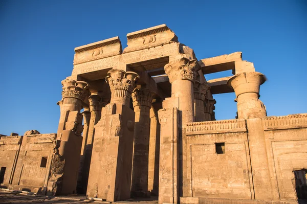 Temple of Kom Ombo során a napfelkelte, Egyiptom — Stock Fotó