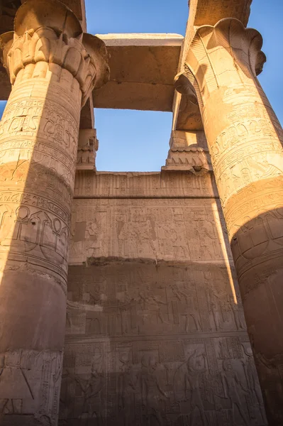 Chrám v Kóm ombu během sunrise, Egypt — Stock fotografie
