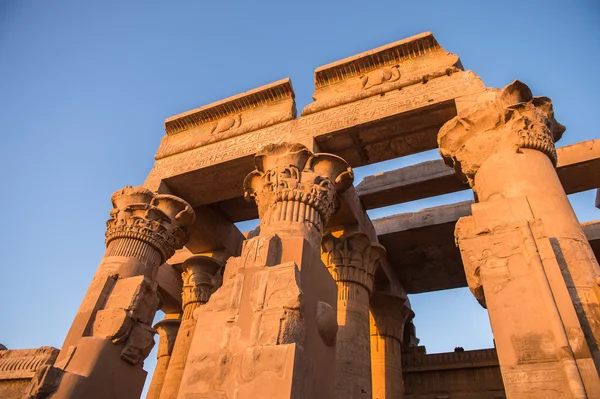 Kom Ombo Tapınağı sırasında güneşin doğuşunu, Mısır — Stok fotoğraf