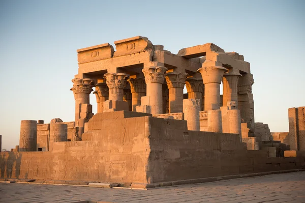 Kom Ombo Tapınağı sırasında güneşin doğuşunu, Mısır — Stok fotoğraf